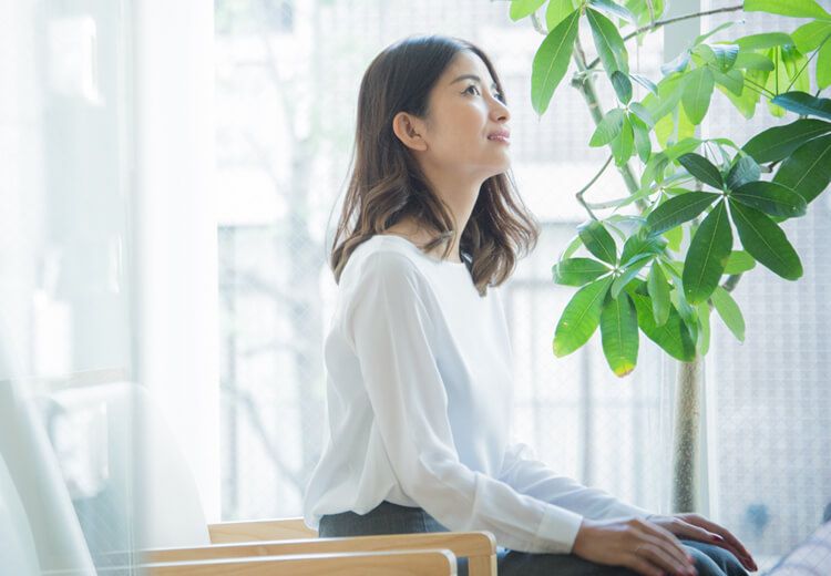 待合室にいる女性